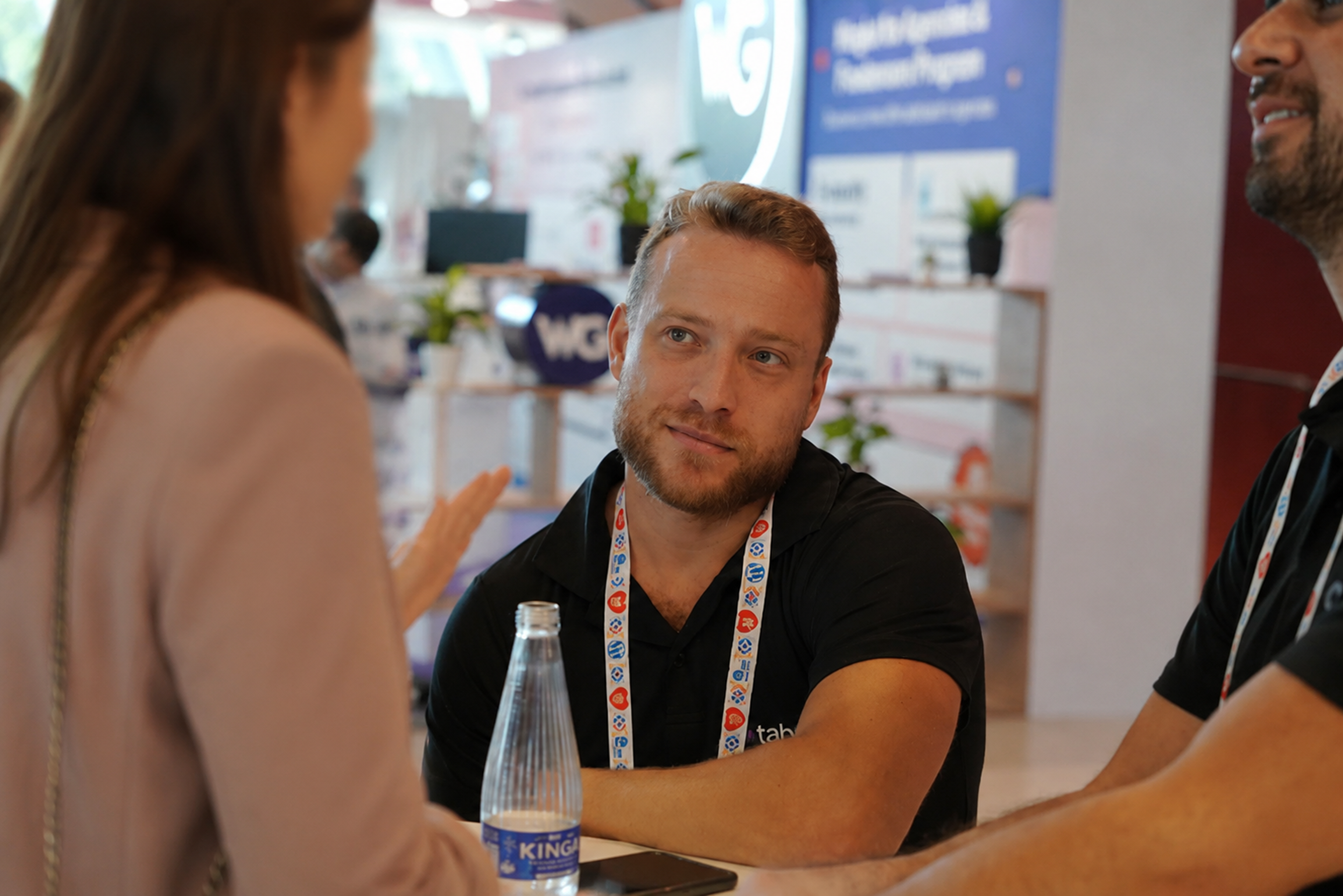Oded from tabnav speaking with attendees at WordCamp Europe
